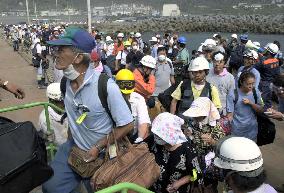 Last group of Miyakejima residents lines up to leaves island